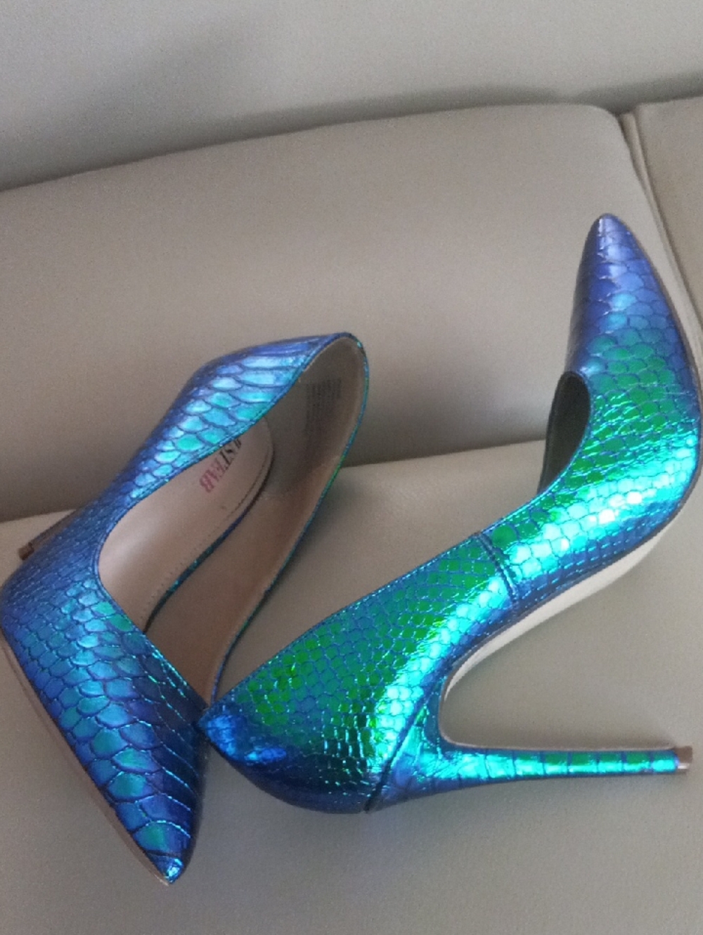 JustFab Vivienne Iridescent Blue-Green Mermaid Scale Pointed Toe Stilettos Sz 8 - Picture 9 of 13